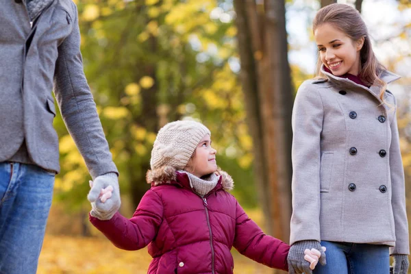 Família feliz andando no parque de outono — Fotografia de Stock