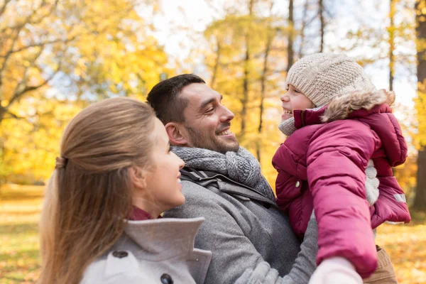 Gelukkige familie in herfst park — Stockfoto