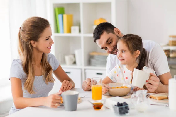 Familia feliz desayunando en casa —  Fotos de Stock