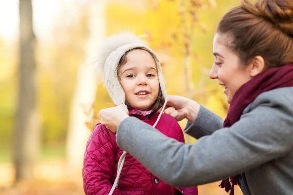 Glückliche Mutter und kleine Tochter im Herbstpark — Stockfoto