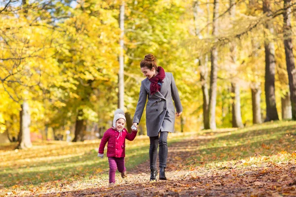 Feliz madre e hija pequeña en el parque de otoño — Foto de Stock