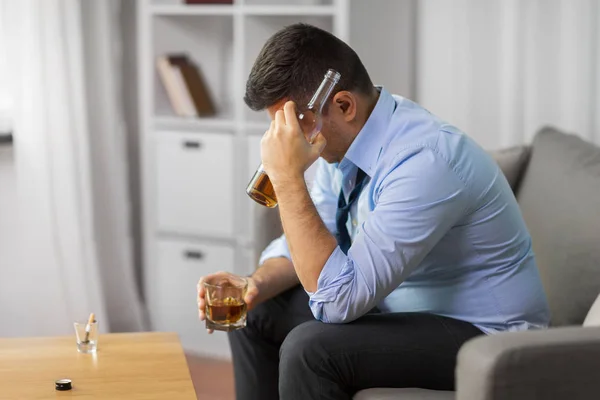 Alkoholist med flaska dricka whisky hemma — Stockfoto