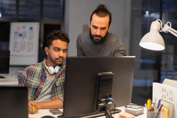 Creatieve team met computer werkt laat op kantoor — Stockfoto