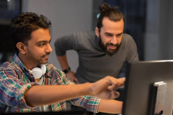 Kreativ-Team mit Computer arbeitet spät im Büro — Stockfoto