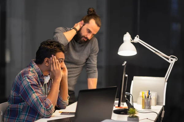 Kreativa teamet med dator arbetar sent på kontoret — Stockfoto