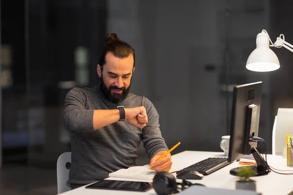 Ofiste ses kaydedici kullanarak smartwatch adamla — Stok fotoğraf
