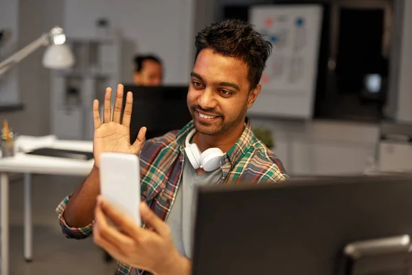 Muž s smartphone s audiovizuální volání v kanceláři — Stock fotografie