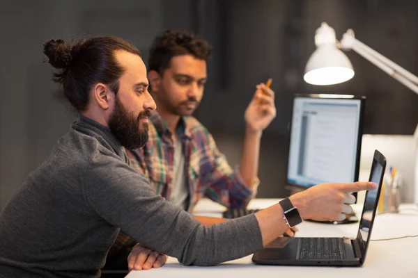 Kreativ-Team mit Computer arbeitet spät im Büro — Stockfoto