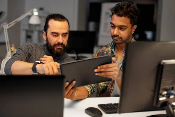 Kreativ-Team mit Tablet-PC im Büro — Stockfoto
