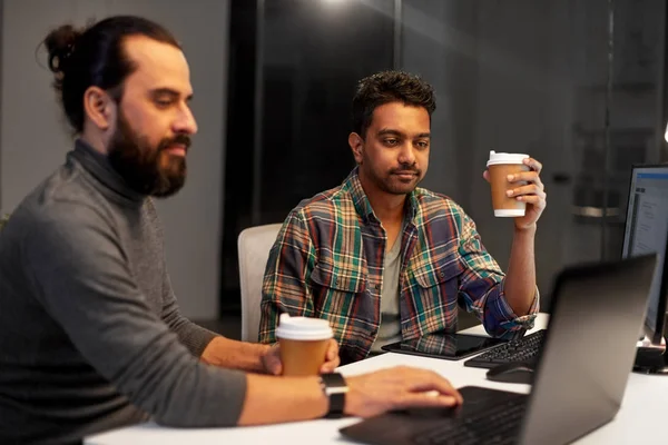 Equipe criativa beber café no escritório da noite — Fotografia de Stock