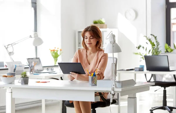 Business woman with tablet pc working at office — стоковое фото