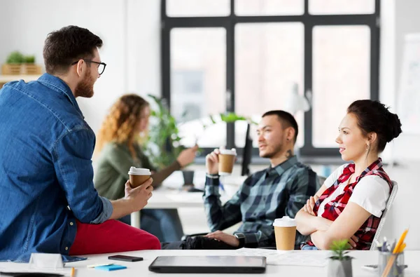 Creatieve team drinken koffie op kantoor — Stockfoto