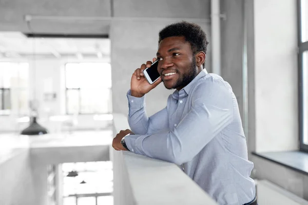 Businessman calling on smartphone at office — Stock Photo, Image