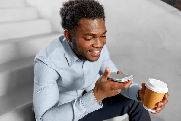 Businessman records voice by smartphone at office — Stock Photo, Image