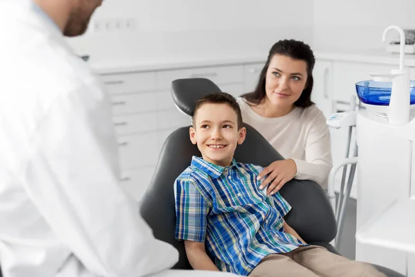 Madre e hijo visitando dentista en clínica dental —  Fotos de Stock