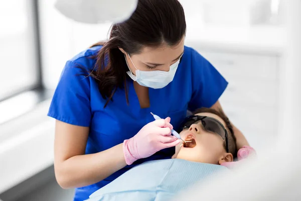 Zubař kontrola kid zubů na zubní klinice — Stock fotografie