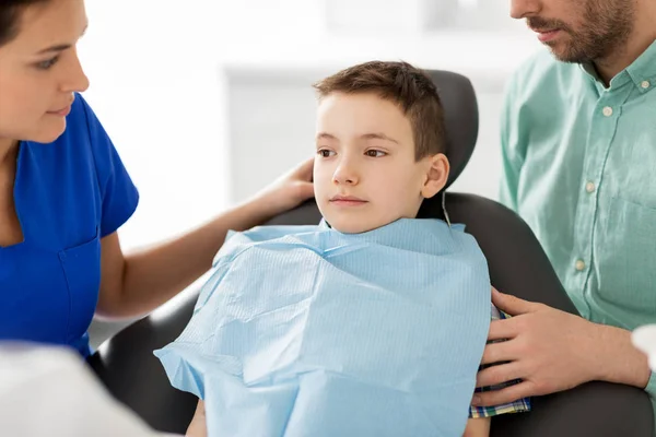 Pai e filho visitando dentista na clínica odontológica — Fotografia de Stock