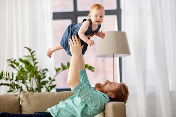 Padre feliz con la niña en casa — Foto de Stock