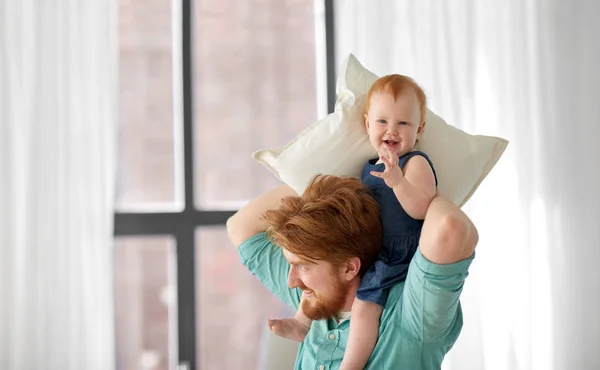 Padre llevando a su pequeña hija en el cuello — Foto de Stock