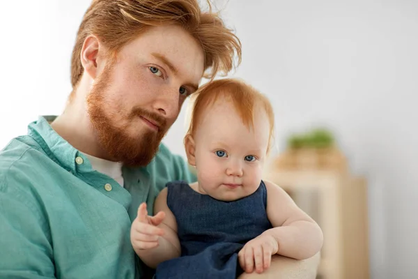 Portrét otce s malou holčičku — Stock fotografie