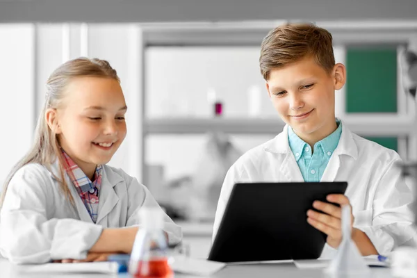 Crianças com tablet pc no laboratório da escola — Fotografia de Stock