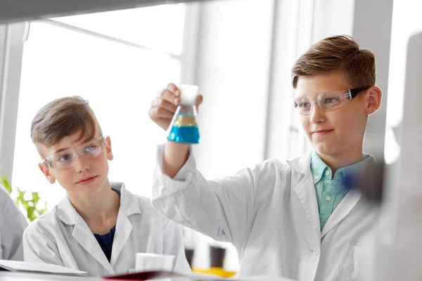 Chłopcy z probówki, studiował chemię w szkole — Zdjęcie stockowe