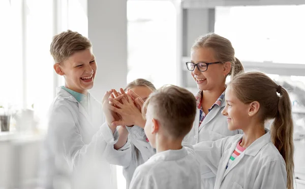科学和儿童概念 快乐的孩子在学校实验室做高五 — 图库照片