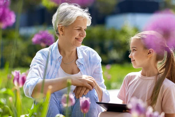 Nagymama és a tablet pc-Garden lány — Stock Fotó