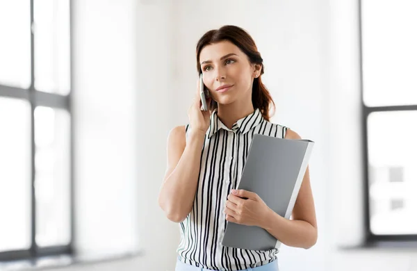 Femme d'affaires appelant sur smartphone au bureau — Photo