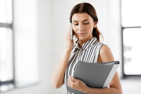 Businesswoman calling on smartphone at office — Stock Photo, Image