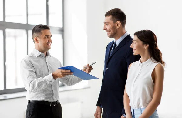 Realtor showing contract document to customers — Stock Photo, Image