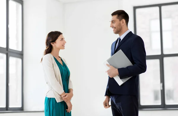 Incontro agente immobiliare cliente femminile al nuovo ufficio — Foto Stock