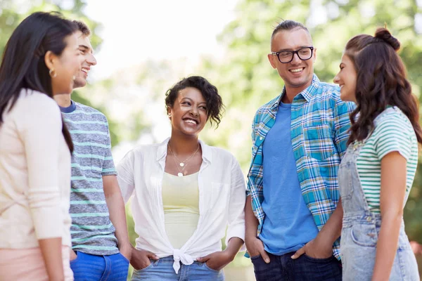 Grupp av happy internationella vänner i park — Stockfoto