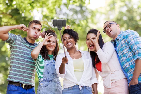 Amigos internacionais tomando selfie no parque — Fotografia de Stock