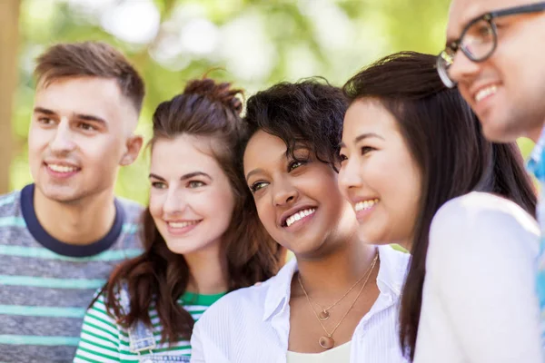 Groep van gelukkig lachend vrienden in openlucht — Stockfoto