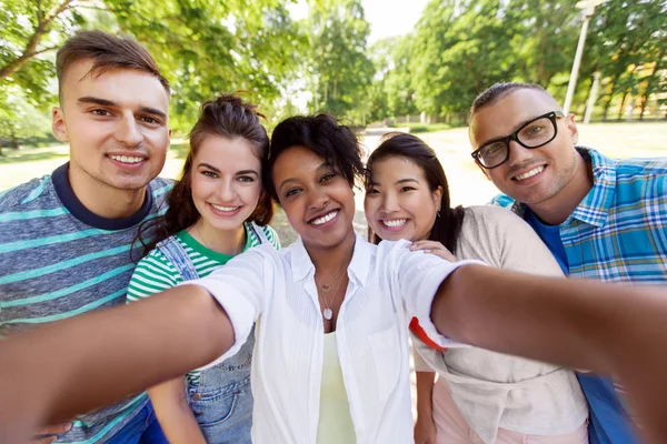 Grupo de amigos internacionales felices tomando selfie —  Fotos de Stock