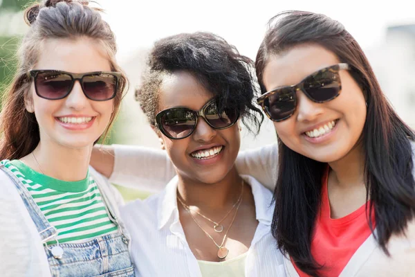 Счастливые молодые женщины в солнечных очках на улице — стоковое фото