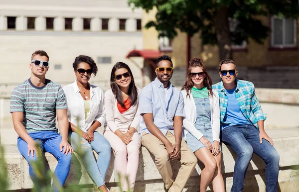 Grupo de amigos felices en gafas de sol en la ciudad — Foto de Stock