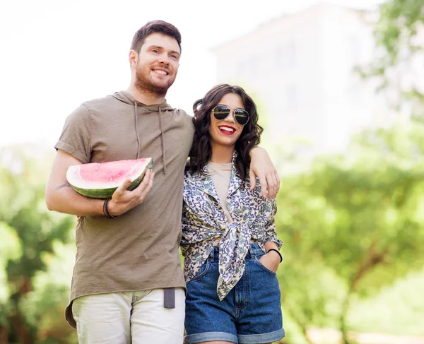 Gelukkige vrienden met watermeloen in zomer park — Stockfoto