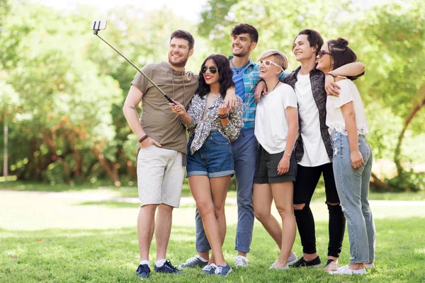 Vrienden nemen foto door selfie stok op de zomer — Stockfoto