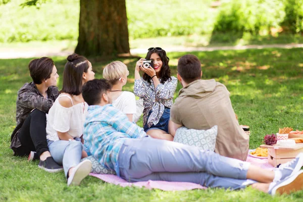 Amici che fotografano al picnic nel parco estivo — Foto Stock