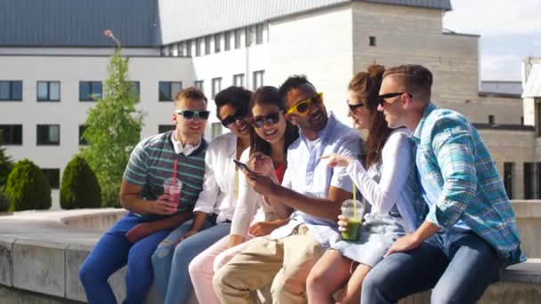 Vrienden met dranken en smartphone in de stad — Stockvideo