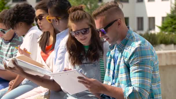 Groep gelukkige studenten met laptops op campus — Stockvideo