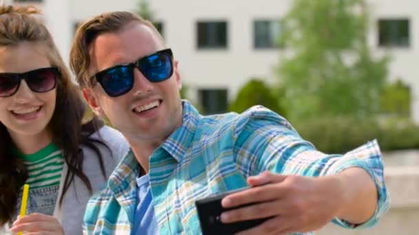 Amigos tomando selfie por teléfono inteligente en la ciudad — Vídeo de stock