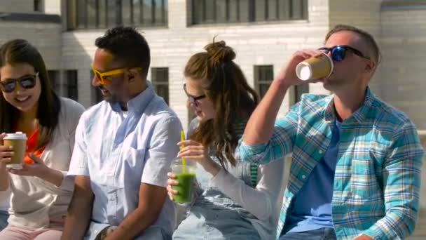 Vrienden drinken koffie en shakes praten in de stad — Stockvideo