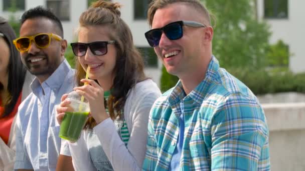 Glückliche Freunde trinken Kaffee und Shakes in der Stadt — Stockvideo