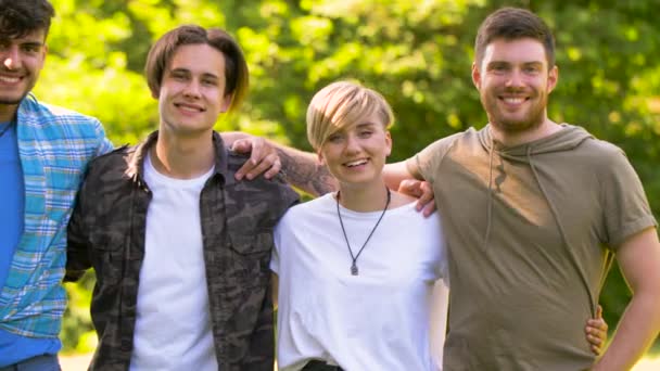 Gruppe fröhlich lächelnder Freunde im Sommerpark — Stockvideo