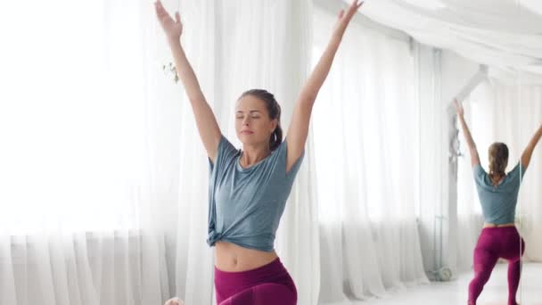 Wanita membuat latihan lunge tinggi di studio yoga — Stok Video