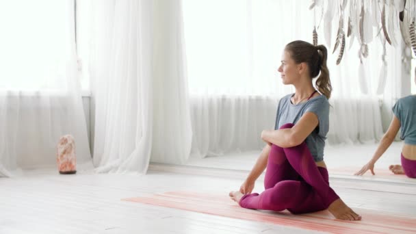 Frau macht Yoga-Übungen im Studio — Stockvideo