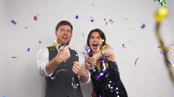 Feliz pareja popping fiesta poppers y divertirse — Vídeos de Stock